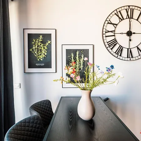 A Stylish Duplex Guests * Pietà